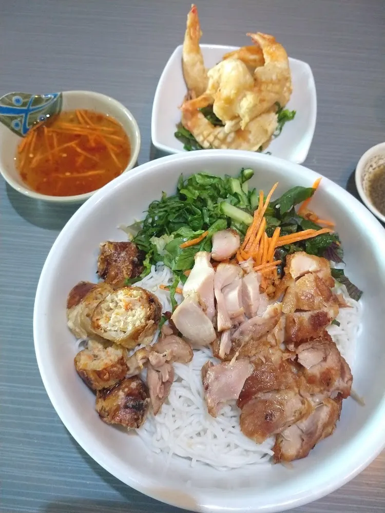 Tempura Shrimp and Chicken Vermicelli with Summer Roll